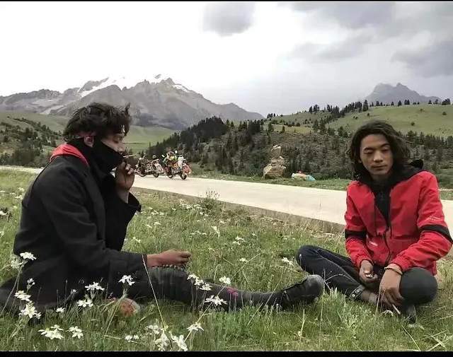 丁真被爆抽菸！「吞雲吐霧超熟練」公司回應：電子菸不是菸