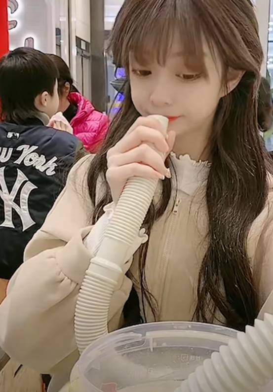 當眾「用排水管喝豆漿」！網紅拍片狂挨轟：譁眾取寵