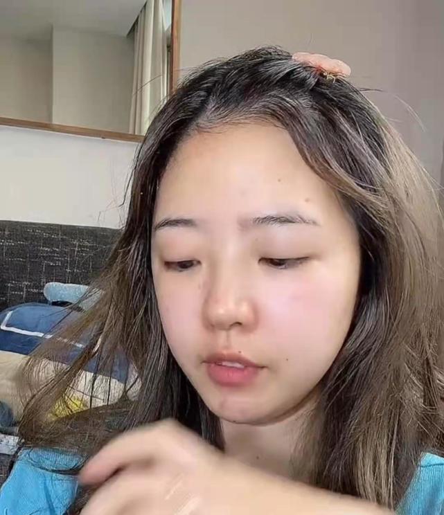 曾認了「臉是歪的」！正妹網紅「素顏曝光」　網驚：皮膚好差