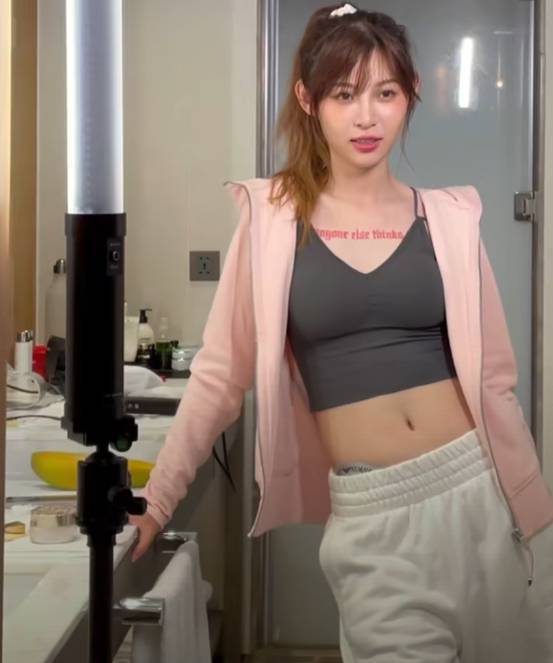 真實身材曝光？重機女神「贅肉溢出來」　網酸：游泳圈