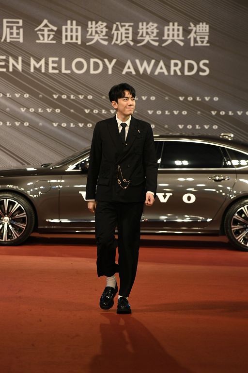 金曲32／低調奢華黑西裝！李友廷帥氣現身：眼神狠只是長針眼　