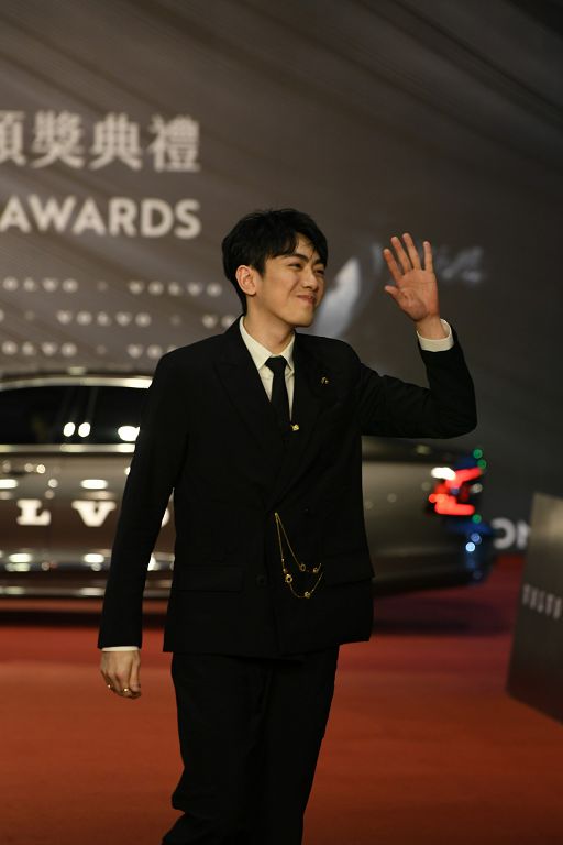 金曲32／低調奢華黑西裝！李友廷帥氣現身：眼神狠只是長針眼　