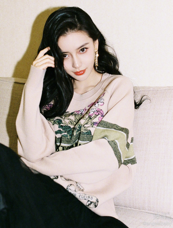 Angelababy暗示單身？網曝「黃曉明私生活」：夜店緊貼長髮女