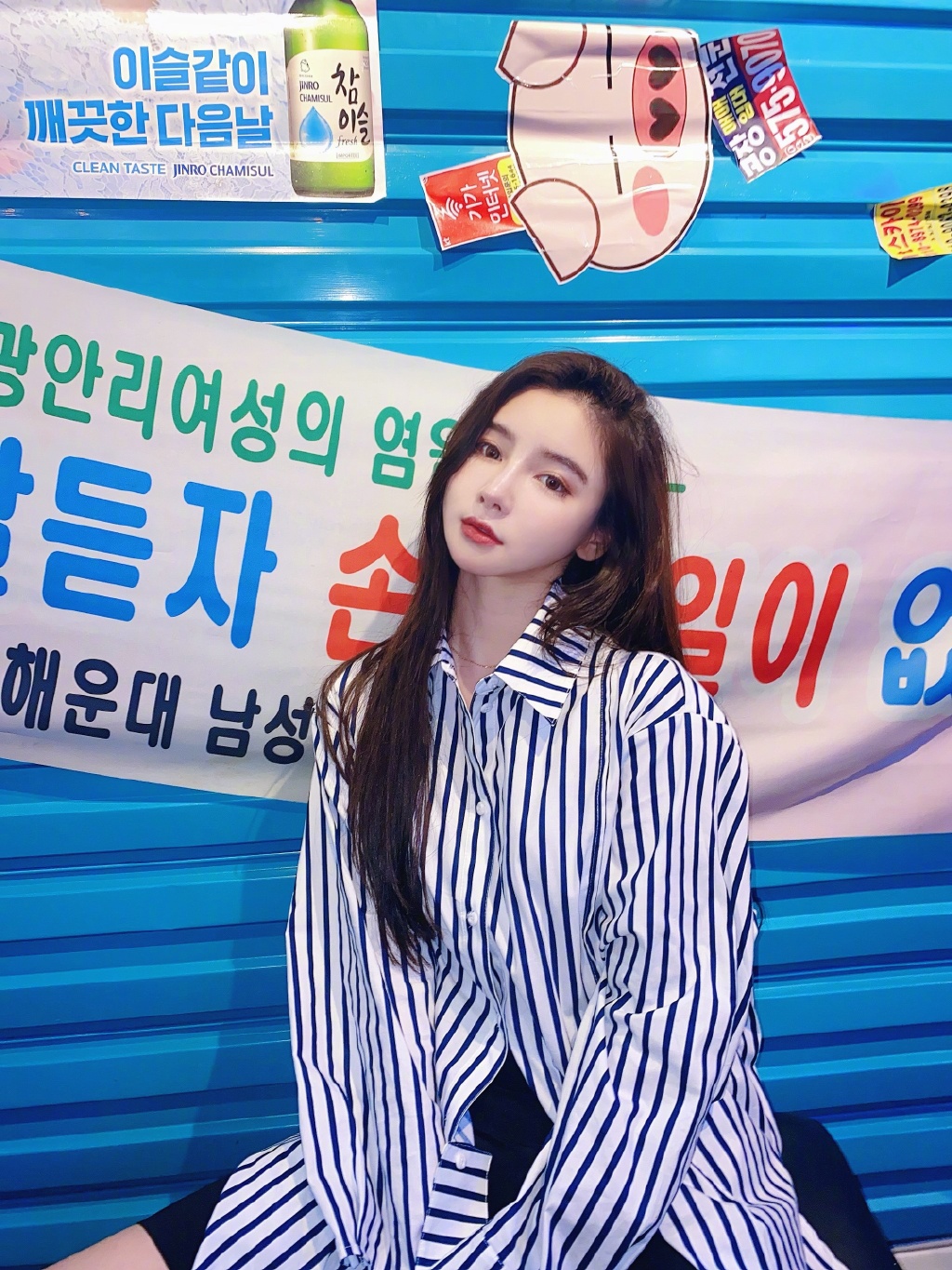 身材走鐘？性感網紅「撐爆制服」　網全傻眼：扣子快飛了