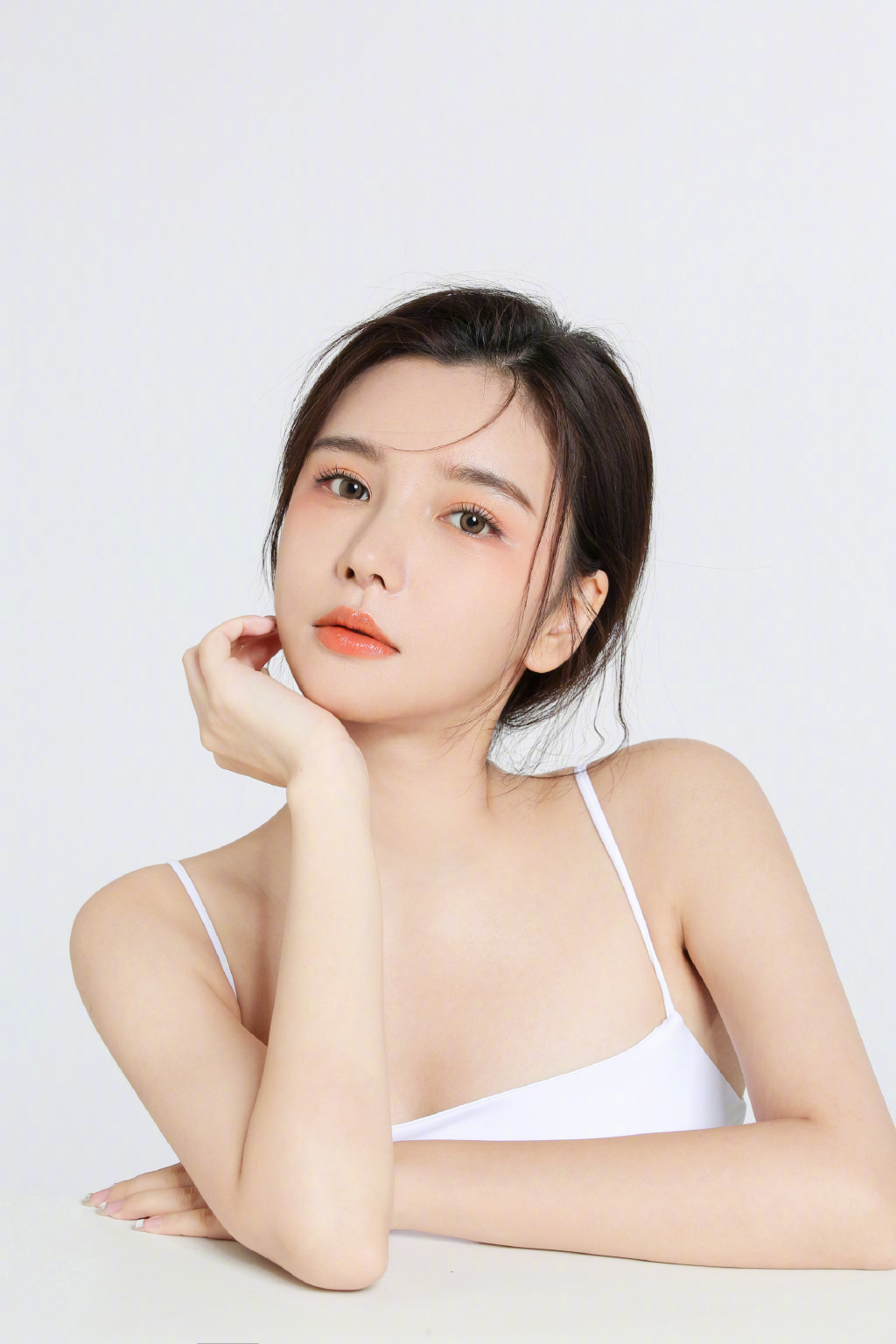 身材走鐘？性感網紅「撐爆制服」　網全傻眼：扣子快飛了