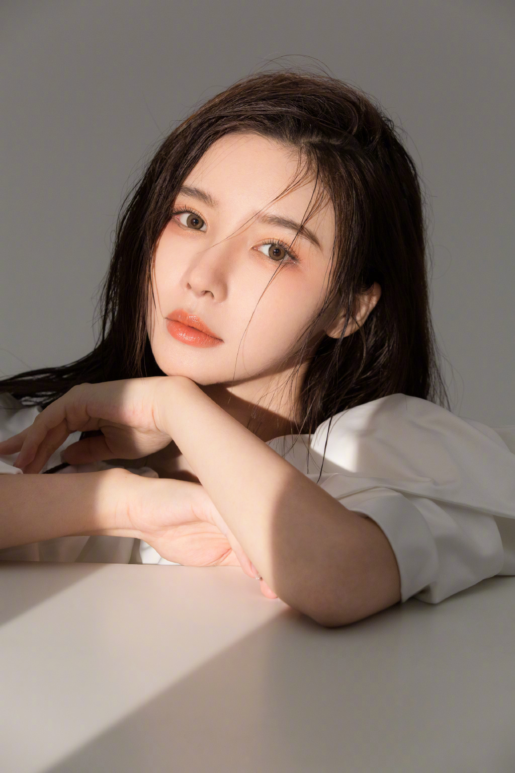 身材走鐘？性感網紅「撐爆制服」　網全傻眼：扣子快飛了