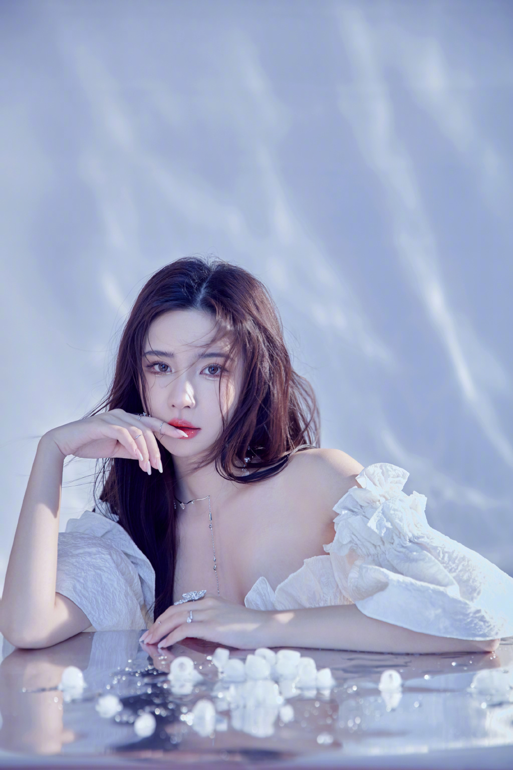 身材走鐘？性感網紅「撐爆制服」　網全傻眼：扣子快飛了