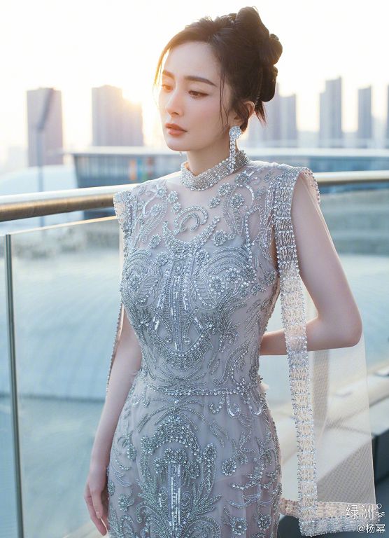 楊冪挑戰「漫畫腰」！「全身凹成Z字形」網看傻：我沒了