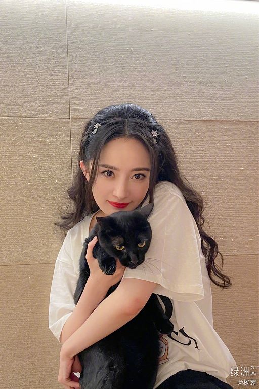 風一吹「高額頭見客」！楊冪「髮際線高危」嚇歪網：又往上移了