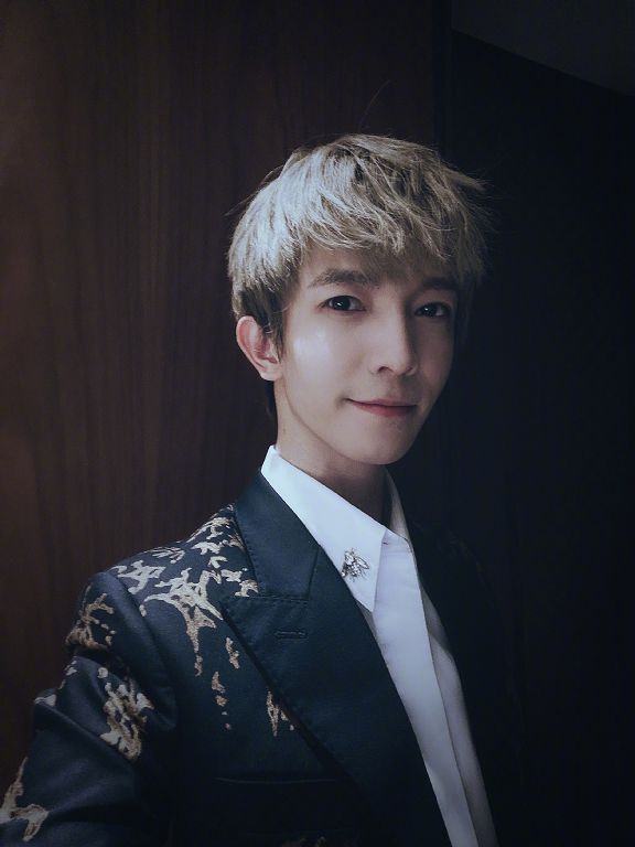 只比車高半顆頭！郭敬明「練成肌肉男」脖子比臉粗　身材比例掀熱議