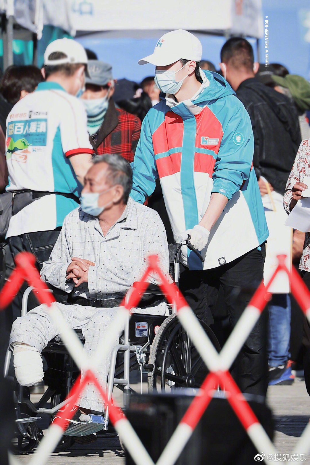 洪水救災志願者「名單驚見王一博」！粉絲淚崩：河南的孩子回家了