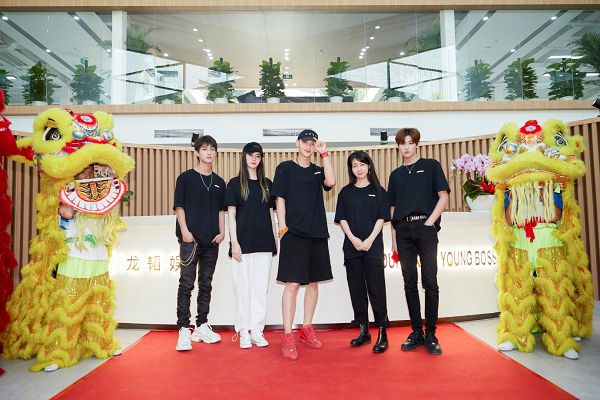 繼承860億！黃子韜新公司「超奢華裝潢」曝光　網看傻：缺清潔工嗎