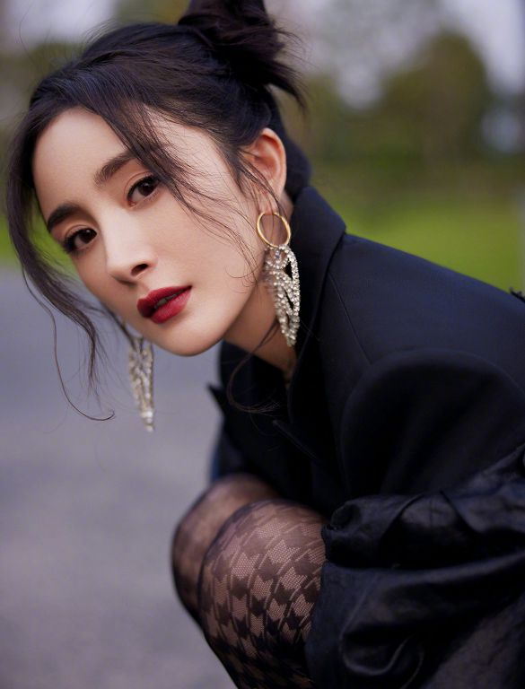 女神身材走樣?楊冪「時尚照曝光」網狂吐槽:超顯胖