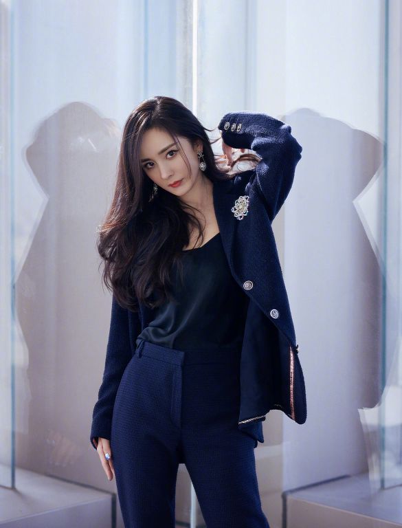 女神身材走樣?楊冪「時尚照曝光」網狂吐槽:超顯胖