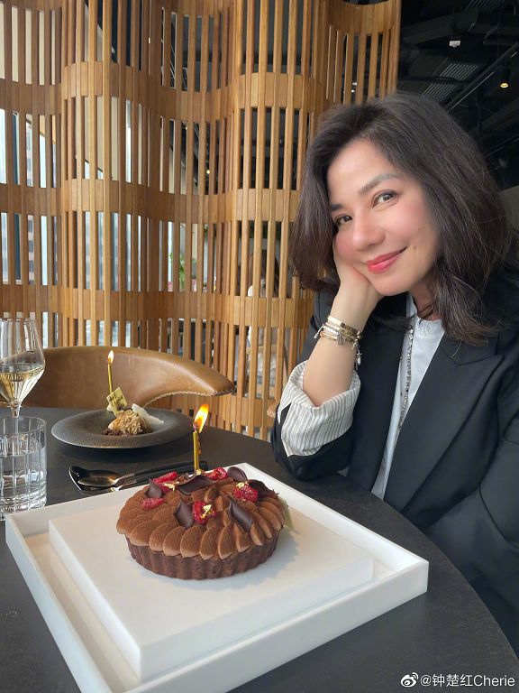完全沒有歲月的痕跡!鍾楚紅61歲「真實狀態曝光」嚇歪全網