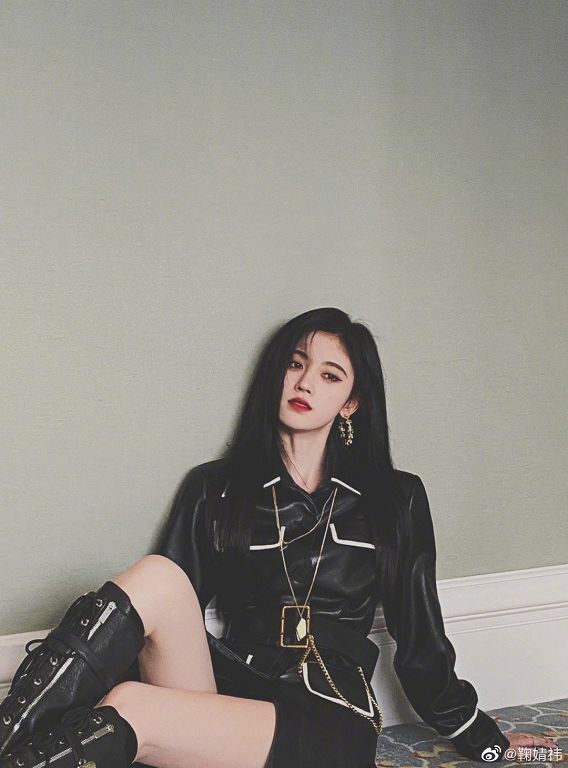 居家清涼照曝光！中國第一美女「肩帶滑落」　網傻眼：清純形象崩壞