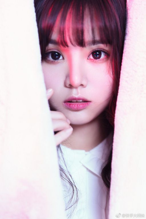 十分鐘賠掉了一百萬！火線妹直播「辣曬泳裝照」　閨蜜身材成對比