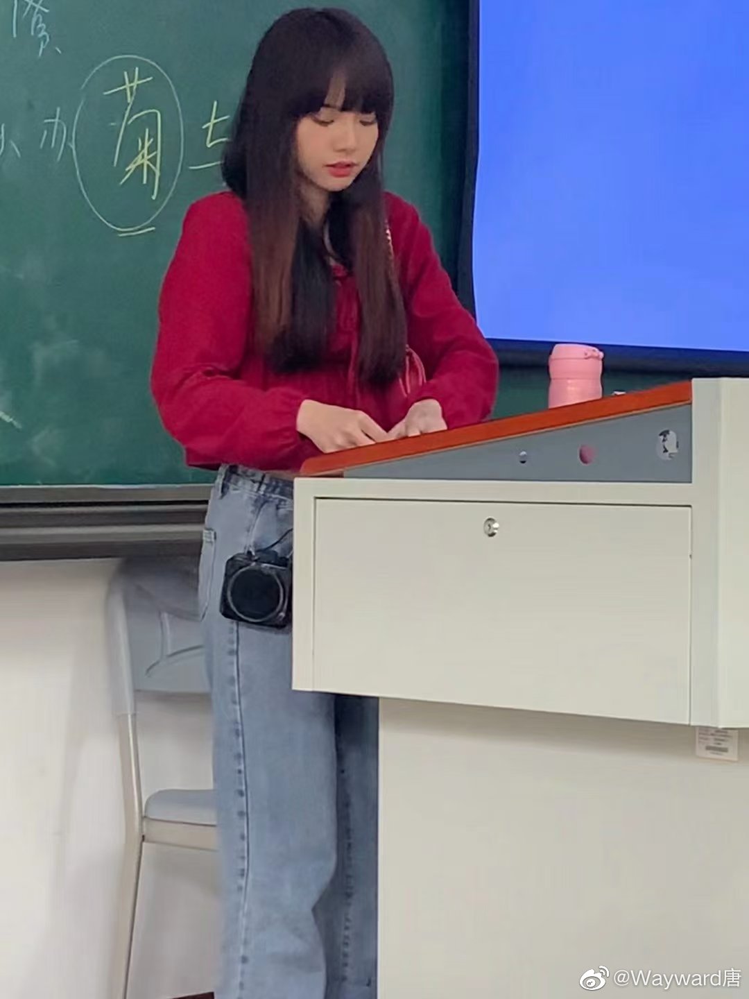 正妹老師「99%撞臉Lisa」!學生擠爆教室 學妹曝:從小就美