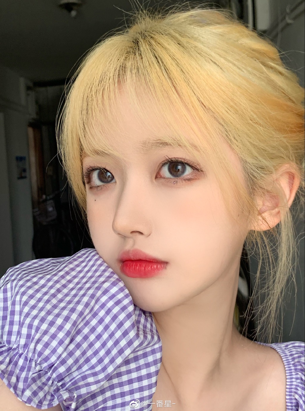 眼睛縮小二分之一！「真人版芭比」無修圖流出　網嚇歪：根本換頭！