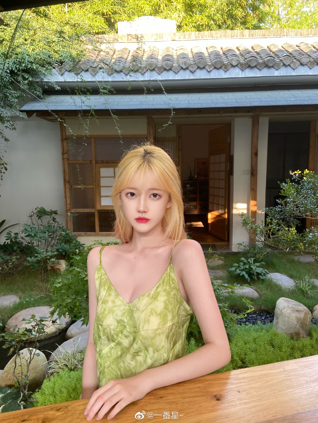 眼睛縮小二分之一！「真人版芭比」無修圖流出　網嚇歪：根本換頭！