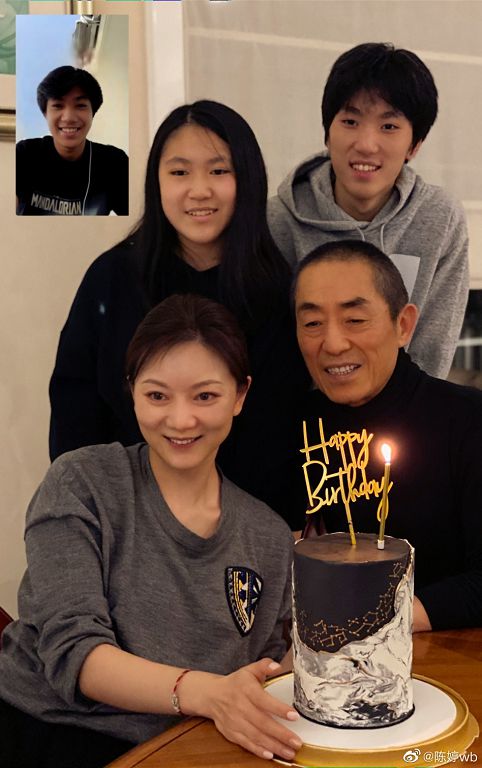 張藝謀「20歲帥兒曝光」!高顏值不輸明星 網:跪求出道