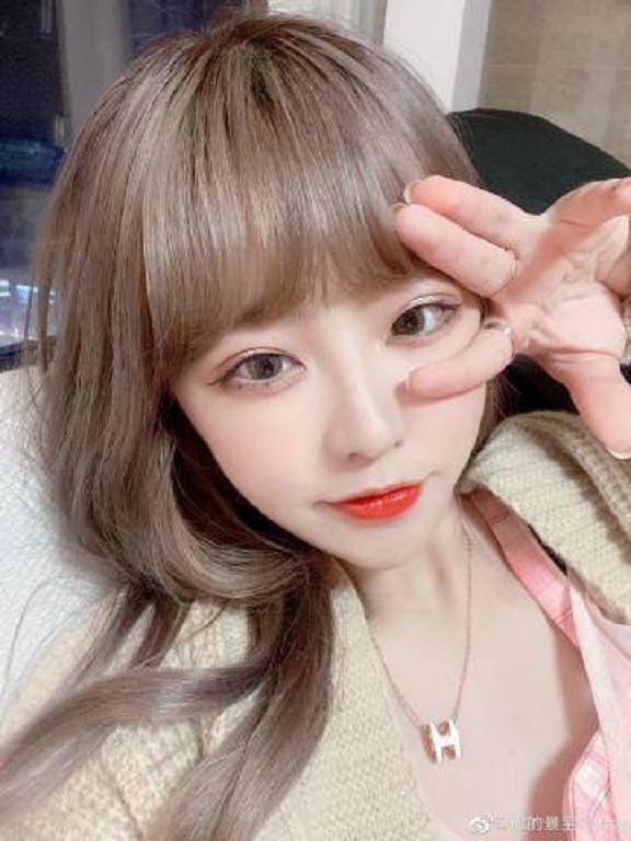 當網紅壓力太大！正妹自曝「超稀疏頭頂」　網嚇歪：撐不住了？