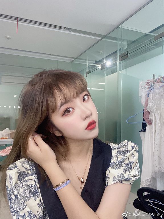 濾鏡秒消失！正妹網紅「雙下巴炸裂」　網看傻：小嬌妻崩壞