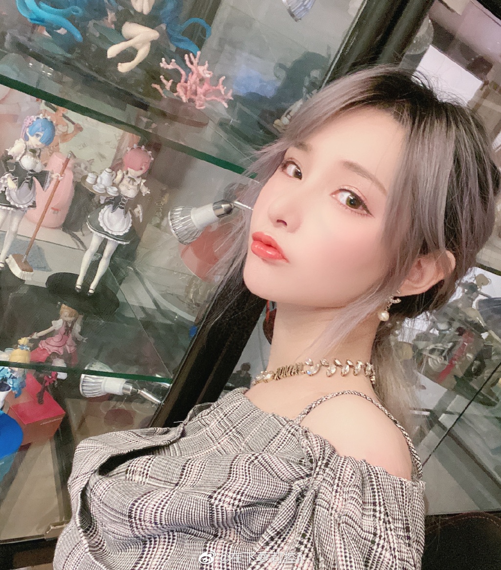 好身材號稱「第一COSER」!百萬網紅「帥扮吸血鬼」電暈全網!