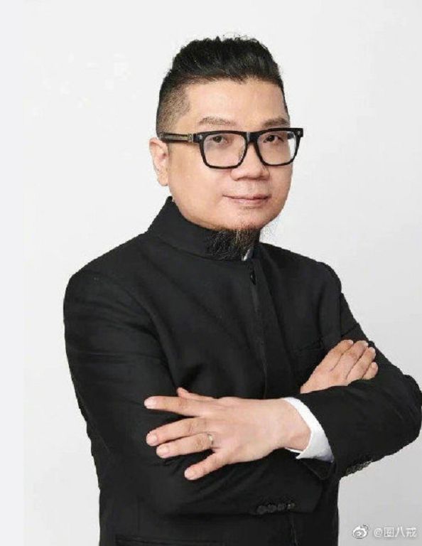 曾爆潛規則醜聞!52歲導演甜認愛 「出櫃19歲男友」網全看傻