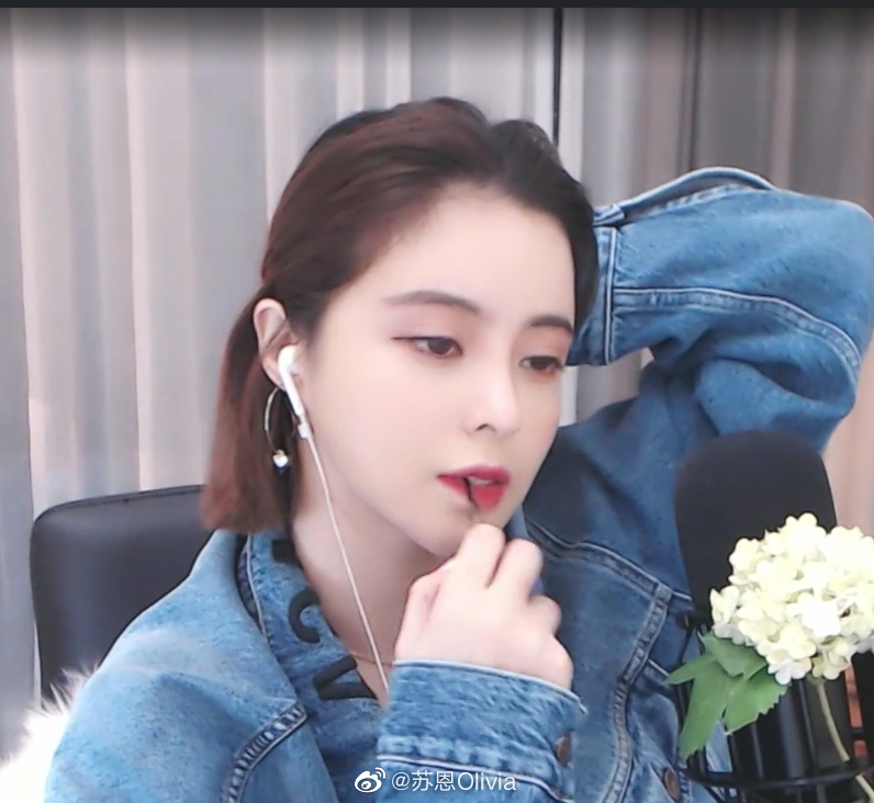 睡前直播走光!正妹「只蓋一條被子」秒被ban 網看傻:黑的