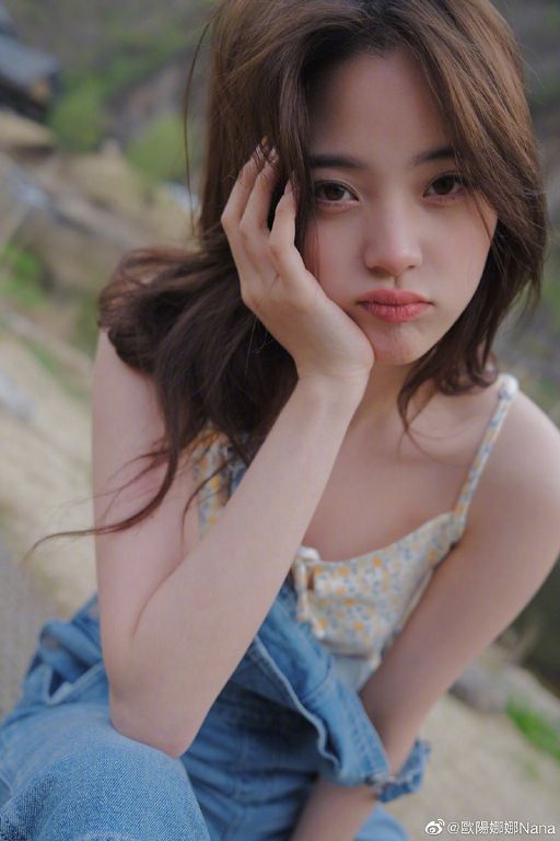 沒穿內內?歐陽娜娜「中洞大開」美照挨轟:故意拉下來拍照