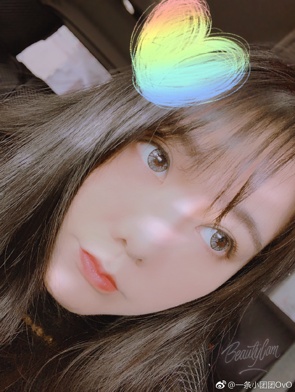 直播事故？小清新網紅洩「零濾鏡真面目」　網嚇歪：全臉大一圈！