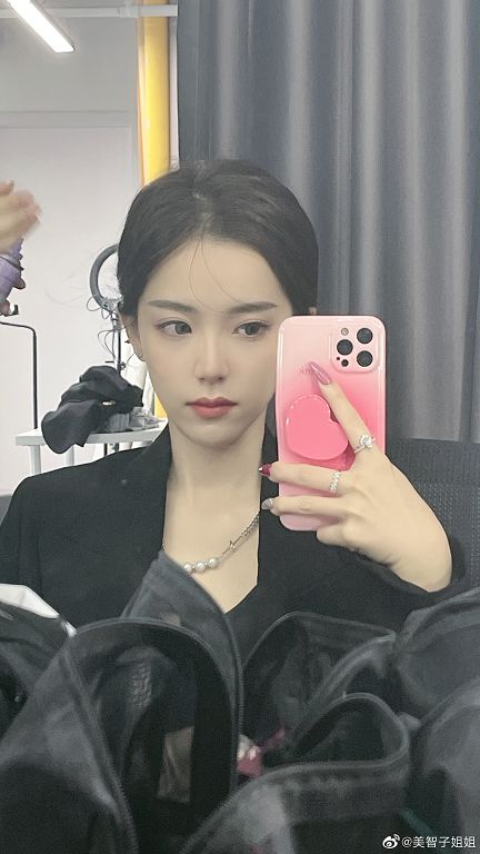 直播到一半「雙眼皮塌了」！抖音正妹嚇壞結巴　網友秒截崩壞照