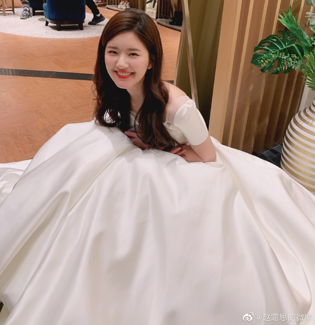 臉小還是作秀？趙露思「口罩戴不住」　網狂酸：好像蒙一層尿布