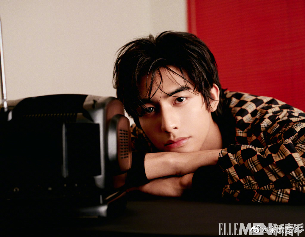 宋威龍超正親姊曝光！「超模長腿」完全不輸弟　網暴動：可怕的基因