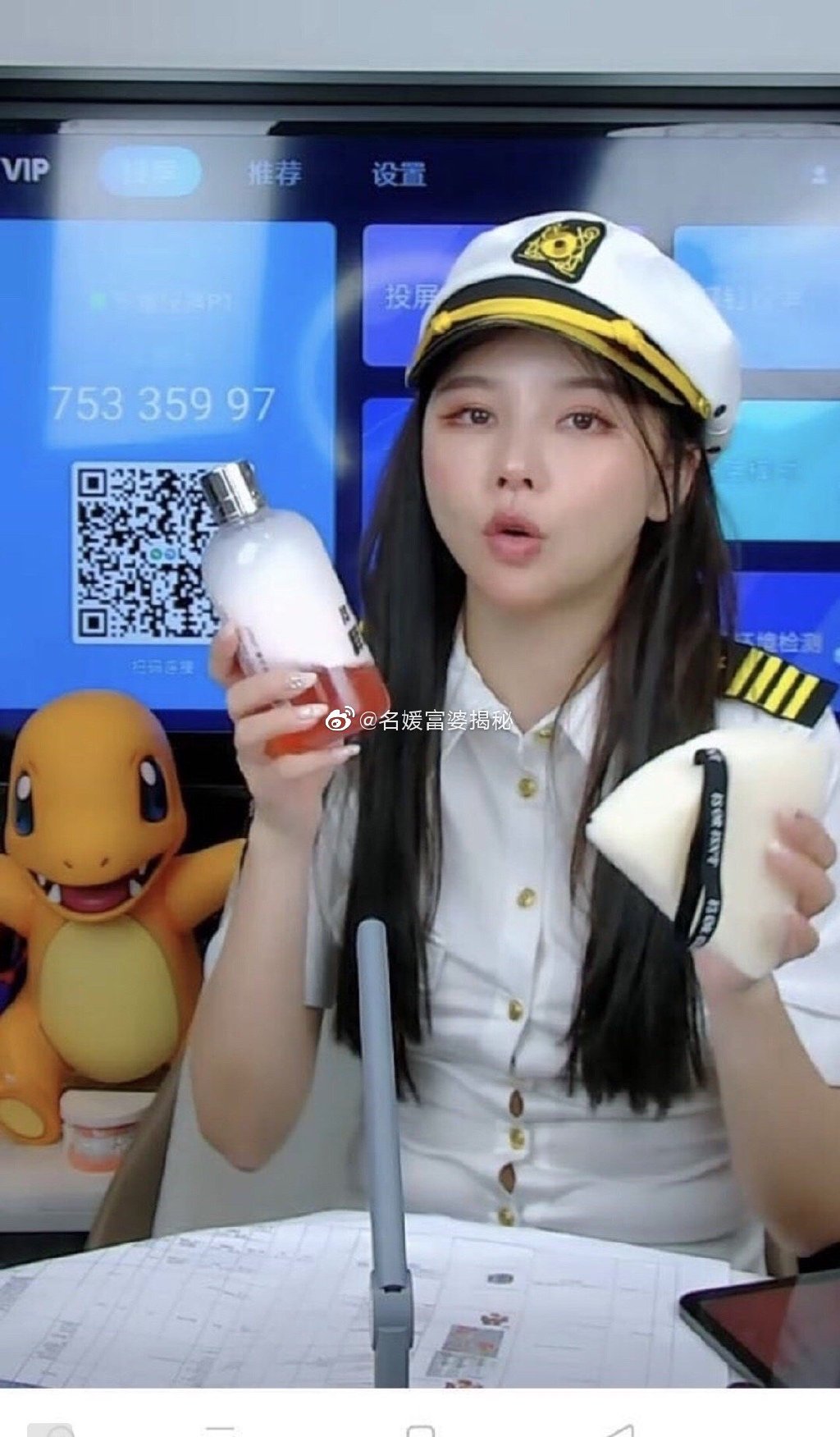 身材走鐘？性感網紅「撐爆制服」　網全傻眼：扣子快飛了