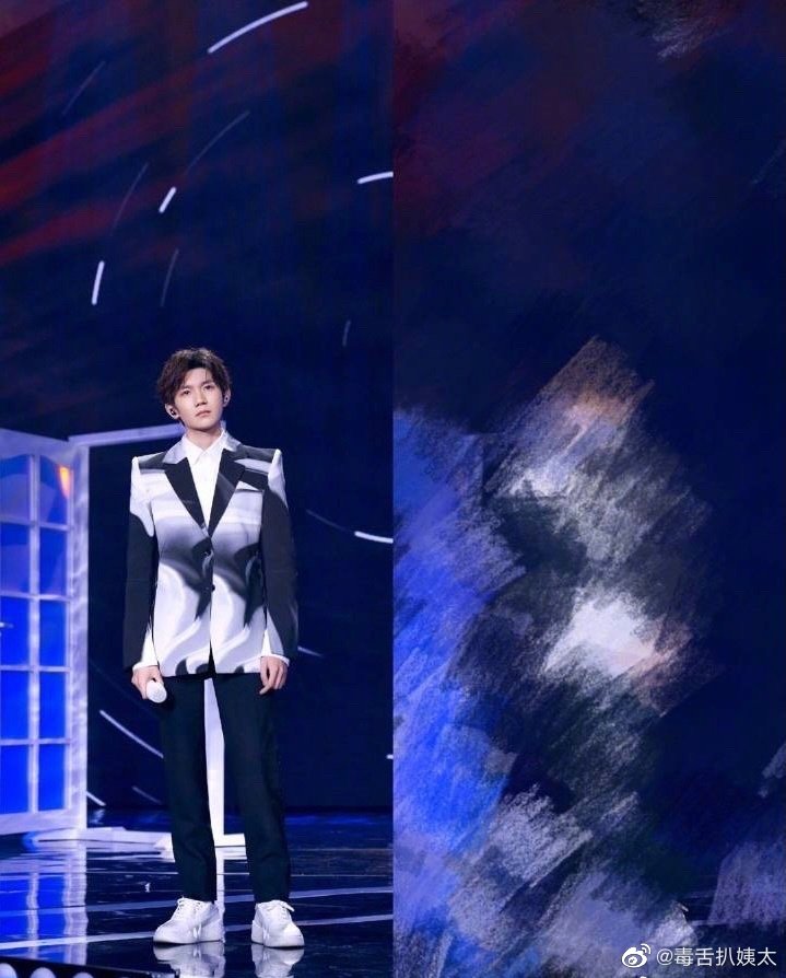 暗酸王源「無才的繡花枕頭」!霍尊爆私下嗆演藝圈:在座都是垃圾