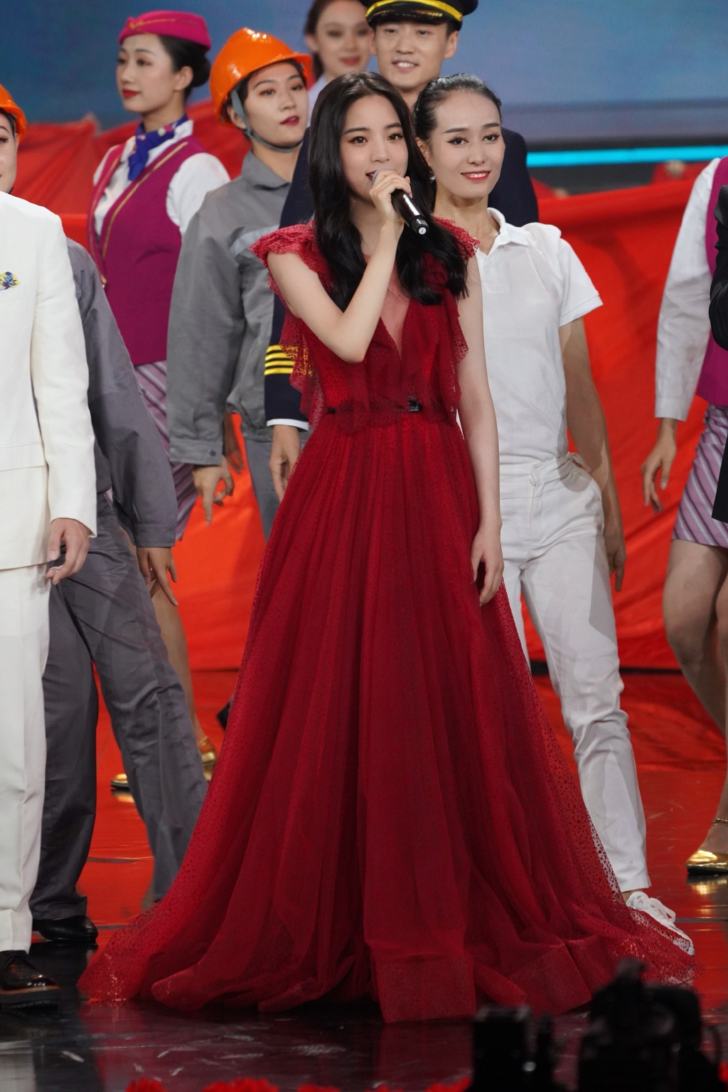 歐陽娜娜熱唱《祖國》「爆對嘴」！陸網讚爆：有大好前途