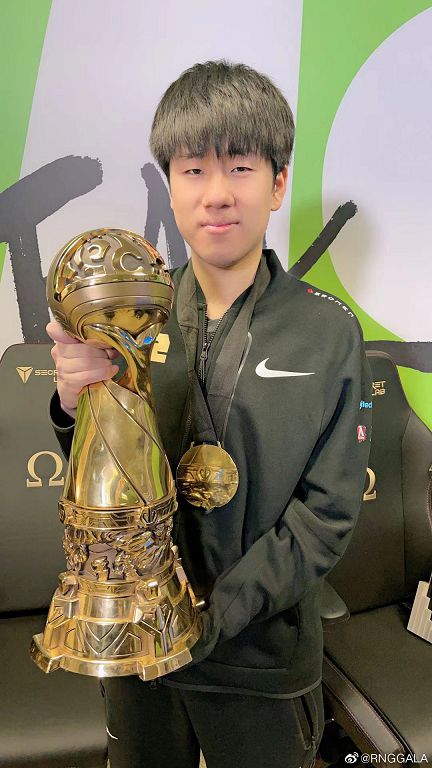 賽場失意情場得意?RNG「GALA」爆戀情 超正女友曝光!