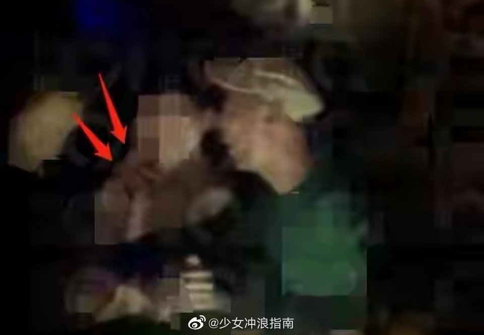 才曝恐慌症發作!余文樂爆「無罩」夜店狂歡 貼嫩妹摟抱熱舞