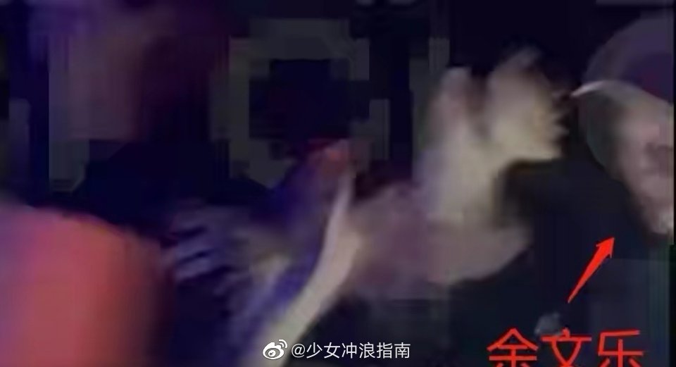 才曝恐慌症發作!余文樂爆「無罩」夜店狂歡 貼嫩妹摟抱熱舞