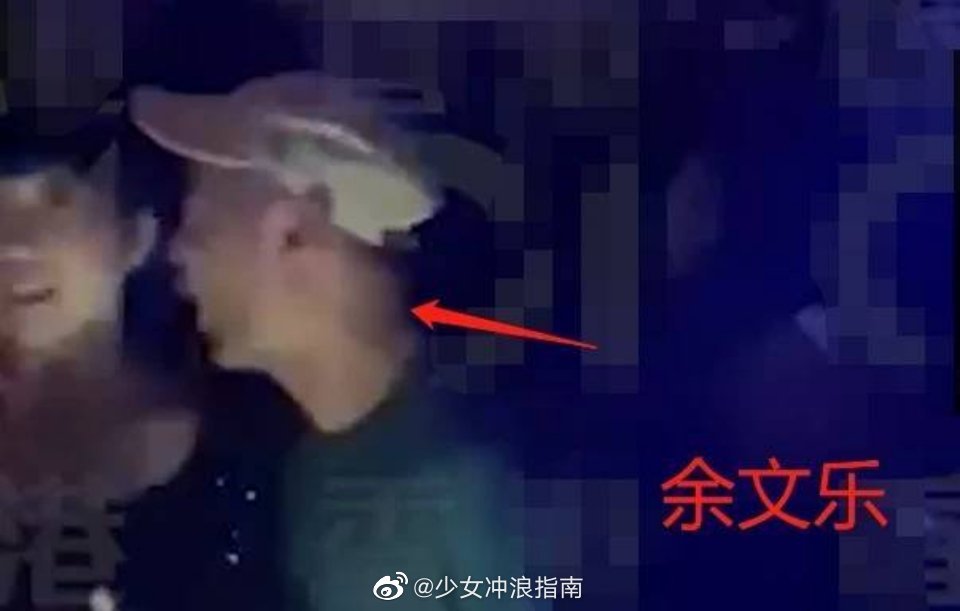 才曝恐慌症發作!余文樂爆「無罩」夜店狂歡 貼嫩妹摟抱熱舞