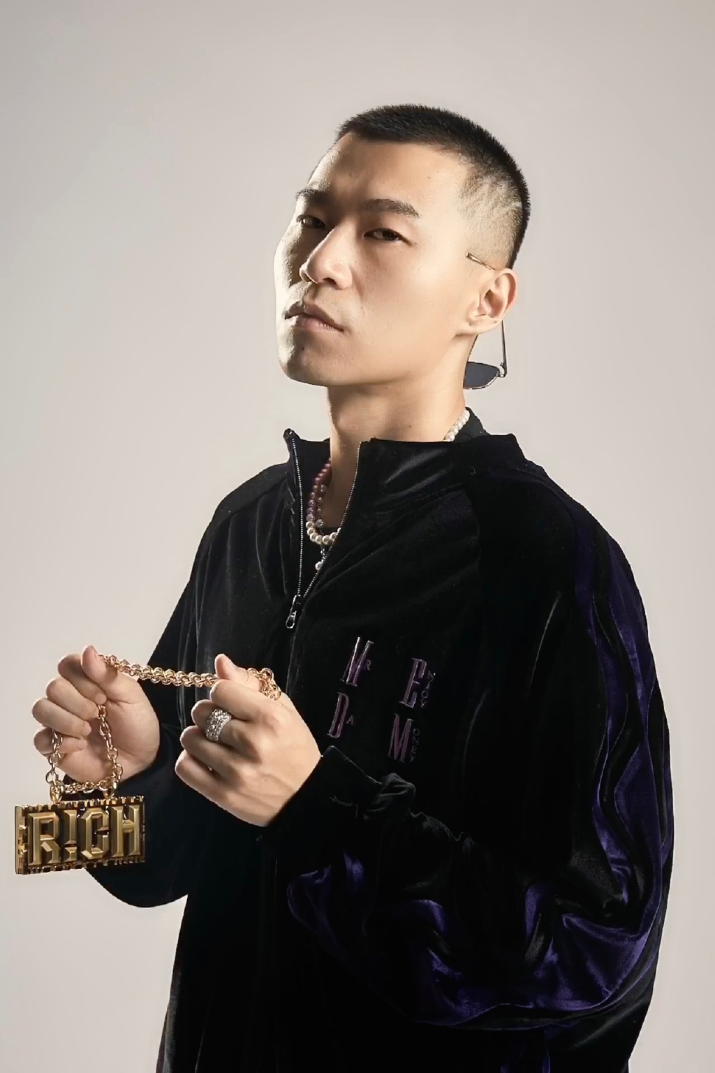 超尷尬!《新說唱》選手演出「遭保安大力推擠」 網傻眼:瞬間冷掉