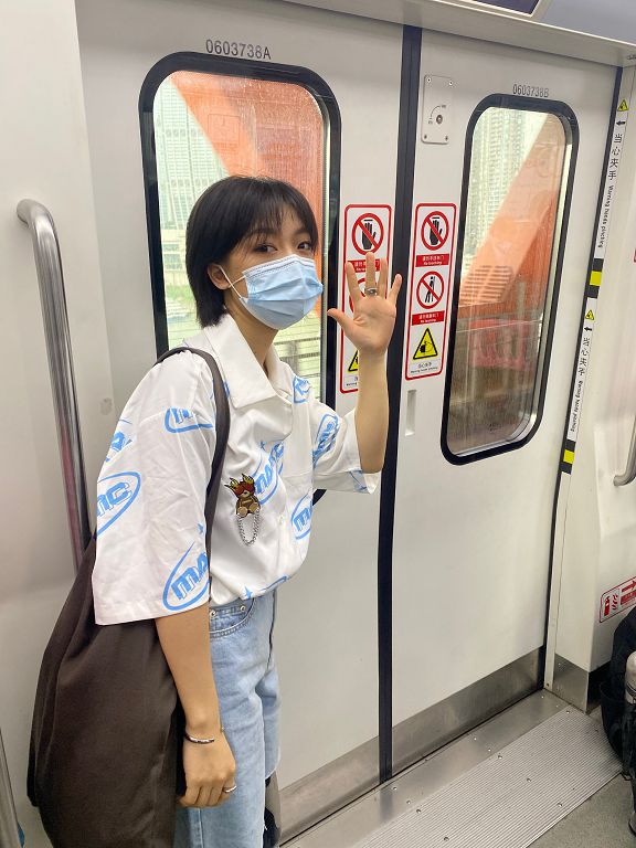 從小失去右腿！正妹「穿20年義肢」超有型穿搭迷翻網