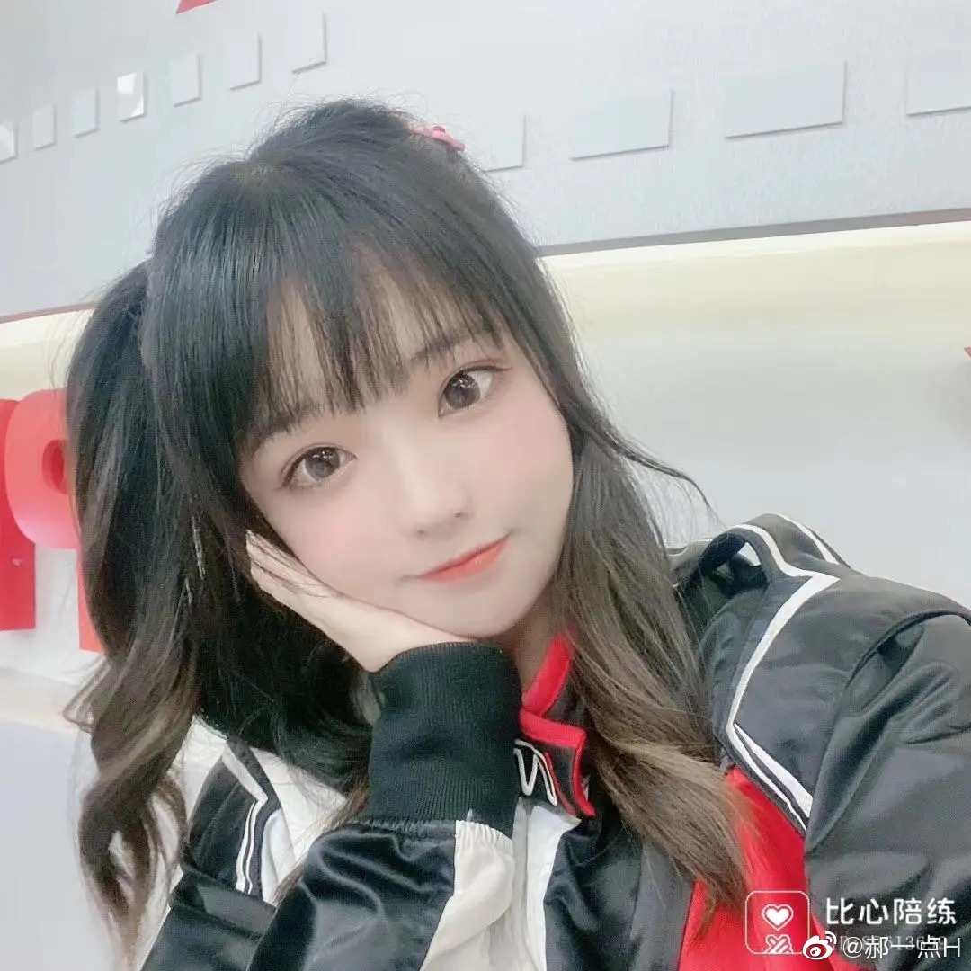 曾認了「臉是歪的」！正妹網紅「素顏曝光」　網驚：皮膚好差