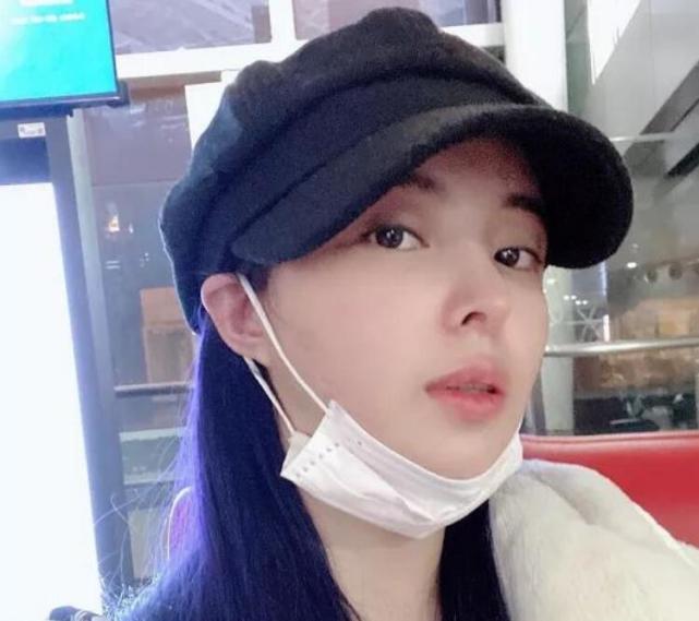 睡前直播走光慘被ban!正妹「素顏照流出」網看傻