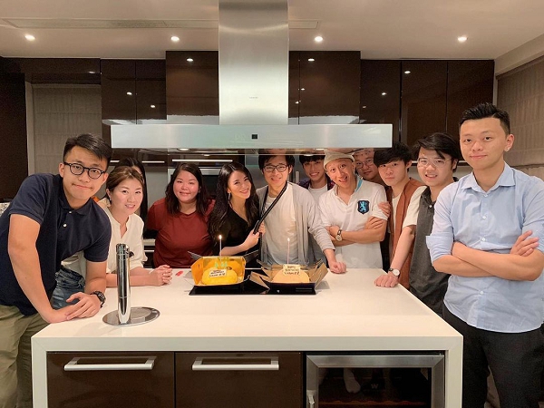 伸手狂搓「上空女友」！男星挨轟下流　網怒：根本謎片！