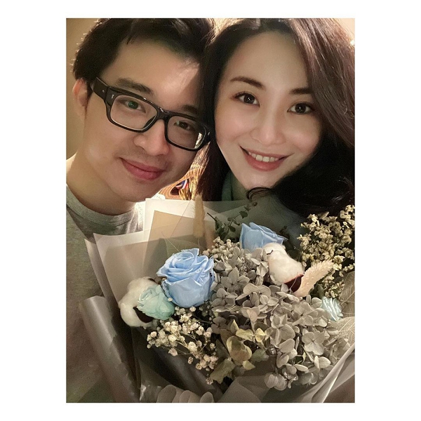 伸手狂搓「上空女友」！男星挨轟下流　網怒：根本謎片！