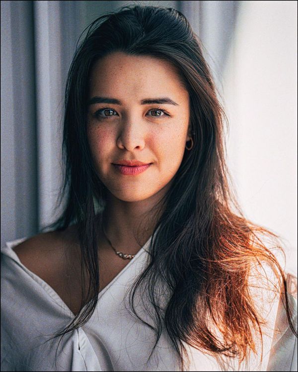 浴袍入鏡！鍾麗緹大女兒「大秀北半球」　好身材完全不輸媽