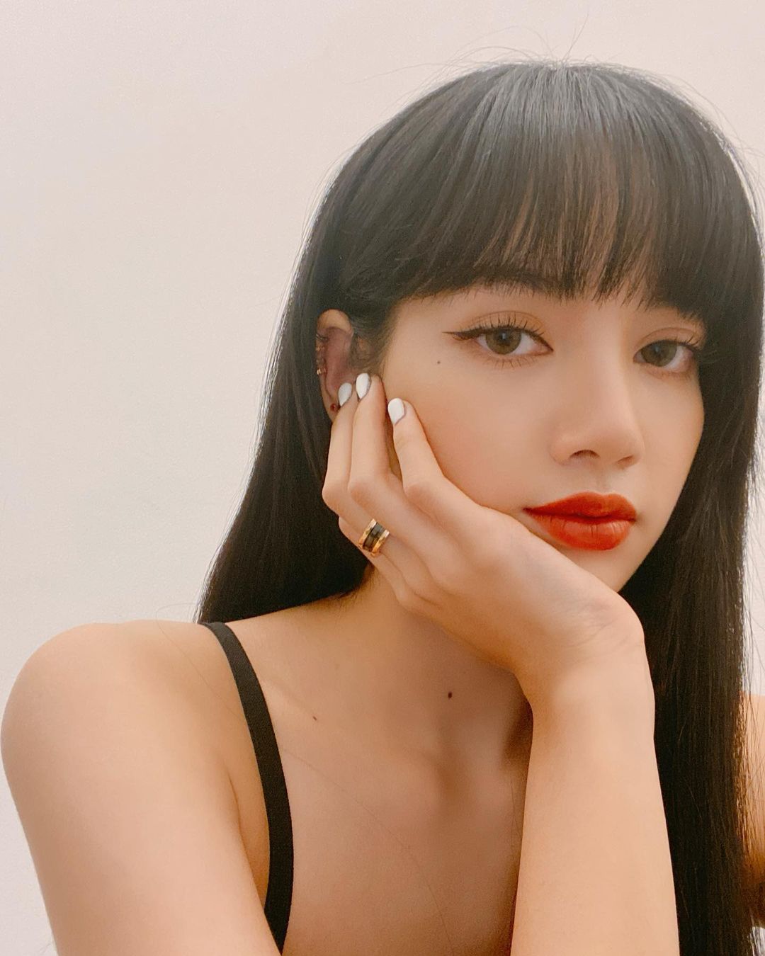 正妹老師「99%撞臉Lisa」!學生擠爆教室 學妹曝:從小就美